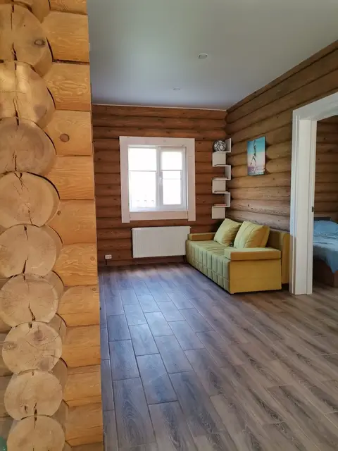 Гостиная домика из сруба
