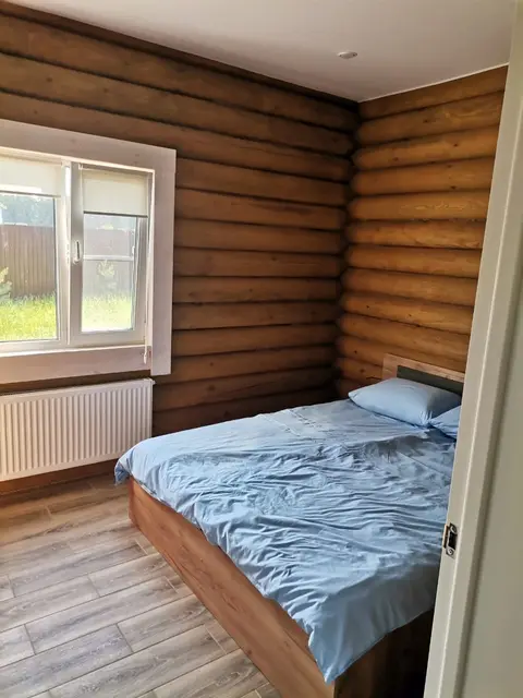 Спальня с двуспальной кроватью в домике