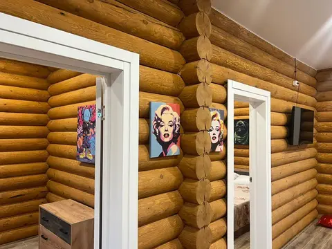 Гостиная домика из сруба