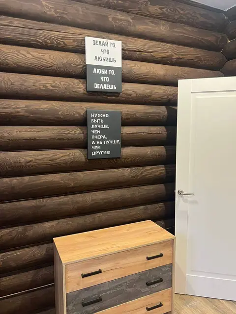 Гостиная домика из сруба